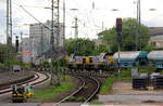 Der Kalkleerzug von Oberhausen-West(D) nach Hermalle-Huy(B) wird von zwei 77er von Lineas in Richtung Aachen gezogen.
Aufgeommen vom Bahnsteig 5 in Mönchengladbach.
Am Nachmittag vom 30.4.2018.