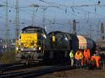 Kurze Arbeitsunterbrechung fr eine Gleisbaurotte in Aachen West. 7773 und 7779 ziehen am 18.11.2010 einen gemischten Gterzug an einer Gleisbaustelle vorbei um auf der Montzenroute nach Belgien zu fahren. Am Zugende schiebt eine 151er, die angehangende Last ist fr die beiden Belgier zu hoch um die Steigung bis zum Gemmenicher Tunnel alleine zu schaffen.