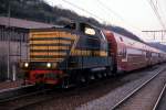 Diesellok 8239 verschiebt im Bahnhof Huy  am 27.03.1991 modernen Doppelstockzug 