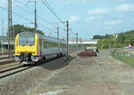 NMBS 4157 als L-5961 von Libramont nach Virton nähert sich den Bahnsteig von Virton am 12.09.2009, 12.37u. Die alten Ladegleise rechts wurden bereits entfernt. Scanbild 17510, Fuji S200.