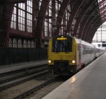 Triebwagen 4151 der NMBS bei ankunft in Antwerpen Centraal.