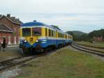 Dieseltriebwagen 4403 des Vereins Stoomcentrum Maldegem in Doppeltraktion mit 4407 am Wochenende des Dampffestivals in Mariembourg am 23.09.06 Foto aufgenommen in Treignes bei der Abfahrt nach