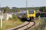 SNCB AM 41 4187 (95 88 0041 87  ?-?) als letztes Fahrzeug des S64 Zug 3931 (Couvin - Charleroi-Central) f�hrt am 25.Juli 2026 in den Gare de Mariembourg.