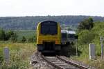 SNCB AM 41 4106 (95 88 0041 06  ?-?) als letztes Fahrzeug des S64 Zug 3910 (Charleroi-Central - Couvin) am 25.Juli 2026 kurz nach dem Gare de Mariembourg.