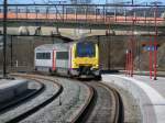 Diesel Triebzug 4110 kommt am Bahnsteig in Libramont aus Richtung Dinant an.