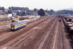 Blick auf die Bahnanlagen in Virton, wo NMBS 4505 von Gleis 2 abf�hrt als Zug L-5985 von Virton nach Libramont.