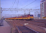 Ankunft des IC-181 (Brussel Zuid - Amsterdam CS) mit NMBS lok 1181 und Wagen Typ ICR Benelux der NS. Amsterdam CS, 27.03.1989. Scan (Bild 4881), Agfachrome 100RS Professional).