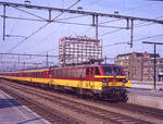 Ankunft des IC-182 (Brussel Zuid - Amsterdam CS) in Amsterdam CS am 27.03.1989. Lok NMBS 1191 mit Wagen der NS, Typ ICR Benelux. Scan (Bild 97214, Agfachrome 100RS Professional).