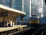 SNCB E-Lok 1188 mit schnen farbigen niederlndischen Personenwagen bei der Ankunft aus Brssel Midi im Bahnhof Brssel Nord.