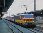 Die SNCB E-Lok 1187 verlsst mit ihrer niederlndischen Wagengarnitur den Bahnhof Bruxelles Midi in Richtung Amsterdam.