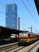 IC Bruxelles-Midi - Antwerpen mit Schublok 1184 kurz vor der Abfahrt. Im Hintergrund die mchtige Tour du Midi.