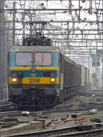 E-Lok 1206 durchfhrt am 27.02.09 den Bahnhof Gent Sint Pieters mit einem langen Gterzug und einer beraschung am Haken.