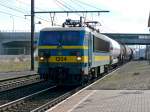 Die Loks der Serie 12 sind zwar nicht die strksten der SNCB-Flotte, doch mit diesen 6 Kesselwagen hatte 1204 keine grosse Mhe bei der Durchfahrt von Antwerpen-Noorderdokken auf dem Weg zum Hafen.