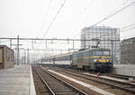 Ankunft des IC-281 (Paris Nord - Amsterdam CS) mit Wagen der SNCF und Lok NMBS nr 1502 am 07.12.1986 in Amsterdam CS.