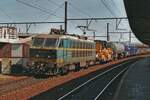 NMBS 2004 schleppt ein Mischguterzug durch Antwerpen-Berchem am 15 Mai 2002. Der Mischer kommt von die Richtung von Gent. Ab 2014 sind G�terz�ge von Frankreich �ber Kortrijk bzw Zeebrugge �ber Gent nicht mehr in Antwerpen-Berchem zu sehen nachdem in 2014 die Antigoontunnel in Dienstgesterllt wurde,wodurch G�terz�ge von/nach Gent und weiter nicht mehr quer durch die Stadt fahren mussen um der Rbf Antwerpen-Noord zuerreichen. Auch die Reihe HLDE20 ist leider ganz Vergangenheit.