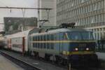 SNCB 2017 steht mit Belgische M-6 Wagen in Luxembourg am Abend von 16 September 2004. Sie ist mit einer IOC aus Bruxelles-Midi �ber Namur und Arlon angekommen. Heute werden beinahe alle InterCities zwischen Bruxelles-Midi und Luxembourg durch triebz�ge gefahren. 