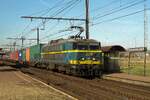 NMBS 2019 schleppt ein Containerzug nach Zeebrugge durch Antwerpen-Noorderdokken am 23 M�rz 2011.