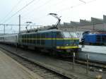 Die SNCB Lok 2013 setzt im Bahnhof von Luxemburg zurck, um an den Zug aus Basel angekuppelt zu werden und spter die Reise in Richtung Brssel fortzusetzen. 31.10.07 