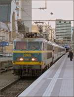 Am Abend des 04.08.08 hat die SNCB E-Lok 2005 den Zug aus Basel bernommen und wartet im Bahnhof von Luxemburg auf die Abfahrt nach Bruxelles Midi.