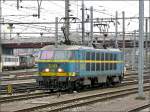SNCB E-Lok 2003, alle Stromabnehmer oben, wartet am 24.02.09 im Bahnhof von Luxemburg auf den Zug aus der Schweiz, um diesen nach Bruxelles Midi zu ziehen.