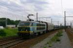 hle 2010 mit gemischter Gterzug, Aufnahme am 20.05.2009 in Bahnhof Antwerpen-Luchtbal 