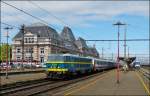 . Adieu Srie 20 – Einer der vielen Fotohalte whrend der Abschiedsfahrt fr die Srie 20 am 11.05.2013 fand im interessanten Bahnhof von Tournai statt. 

Whrend sich der Sonderzug, bestehend aus der HLE 2024 und M6 Wagen, vor dem representativen Empfangsgebude von Tournai (erbaut zwischen 1874 und 1879 von Henri Beyaert) fr die Fotografen in Pose gestellt hatte, wartet rechts der SNCF TER Nord - Pas de Calais  Bibi  (bimode-bicourant) B 82735 auf Fahrgste nach Frankreich. (Hans)
