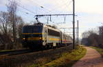 2153 von SNCB kommt mit einem belgischen Personenzug aus Tongeren(B) nach Hasselt(B) und kommt aus Richtung Tongeren(B) und fährt durch Hoeselt(B) in Richtung Hasselt(B).