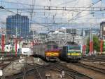 Vor der Kulisse der Brsseler City kreuzen sich im Vorfeld von Bruxelles-Midi die einfahrende 2131 mit ihren M4-Wagen und der ausfahrende Triebwagen 820 der Serie AM75.