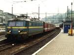 2248 mit IR 2134 Charleroi Sud-Liers auf Bahnhof Lige Guillemins am 25-10-1993.