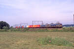 Containerzug aus ri Namur mit NMBS 2356 + 2322 nach Luxembourg, bei Autelbas-Barnich am 05.06.1998, 09.53u. Scanbild 7696, Fujichrome100.
