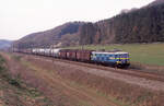 NMBS 2331 mit G�terzug aus richtung Namur in richtung Huy bei Sclaigneaux, 09.04.1993.