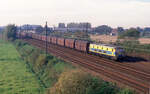 NMBS 2323 mit Zug aus richtung Mons in richtung Brussel bei Neufvilles, 11.10.1994, Scan 6796.
