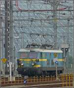 Die 2383 wartet aufgebgelt am 20.09.09 im sdlichen Vorfeld des Bahnhofs Lige Guillemins auf einen mglichen Schubdienst.