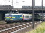 Jeden Tag das selbe Prozedere : eine Altbaulok der Serie 23 (hier 2372) biegt mit seinen M4-Wagen ins Depot von Antwerpen-Noorderdokken ein, setzt um, und fhrt dann nach einiger Zeit wieder zurck in Richtung Antwerpen. Aufgenommena m 27/07/2010.