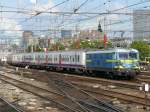 Altbaulok 2369 fhrt mit einem langen P-Zug bestehend aus M4-Wagen in Bruxelles-Midi ein. Aufgenommen am 17/09/2010 vom Bahnsteig 10.