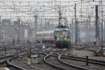 SNCB/NMBS-Lok 2377 windet sich mit ihrem P-Zug durch das Gleisvorfeld von Bruxelles-Midi.