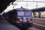 Die belgische Altbau Elektrolok 2558 war am 17.7.1989   bei ihrem Halt im Bahnhof Rosendaal Zuglok fr einen Eurocity   nach Frankreich   
