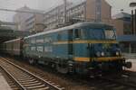 Leider ins gegenlicht: am 13 Juli 1999 treft NMBS/SNCB 2612 mit ein Regionalzug aus Mons nach L�ttich-Guillemins in Namur ein. Die altere Ellokbaureihen 22, 23, 25, 26, 21 und 27 gibts es l�ngst nicht mehr in Belgien und auch die M2 und M4 Reisewagen sind die Weg des alten Eisens gegangen so dass das einst �bliche Bild von blaue Elloks vor rote Reisez�ge ganz verschwunden ist.