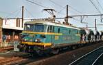 Am 18 Mai 2003 zieht NMBS 2609 ein Ganzzug von RailPro Sch�tterwagen durch Antwerpen-Berchem. Obwohl die 2014 in Dienst gestellte Antigoontunnel beinahe alle nach/von Antwerpen Noord Rbf farende Guterz�ge von die quers durch die Stadt Antwerpen laufender Strecke herabgenommen hat, fahren die Guterz�ge von/nach L�ttich, Aachen, K�ln und in die Richtung Br�ssel noch �ber die alte Strecke via Ekeren, Noorderdokken und Antwerpen-Berchem.