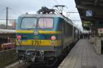 Elektrolok 2751 schiebt den IC Charleroi-Antwerpen aus dem Bhf Mechelen.
