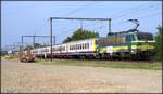 Die 2706 der SNCB/NMBS zieht ihren Personenzug in Richtung Tongeren, hier zu sehen bei Nerem in Belgien am 17.August 2018.