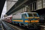 Am regnerischen 17 September 2004 steht NMBS 2704 mit ein Spitzverkehrszug in Bruxelles-Midi.