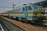 Ganz vorbei auf dieses Scanbild: am 27 Juli 1998 steht NMBS 2758 mit bordeaux-rote M4 reisewagen als IC nach Genk ins Bahnhof von Leuven Centraal. Die HLE27,   die M4 Reisewagen und das bordeaux-rot f�r Regionalz�ge in Belgien sind l�ngst Vergangenheit und auch der Bahnhof Leuven Centraal wurde 2000-2003 komplett renoviert.