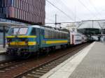 Als der Zug dann im Bahnhof von Leuven/Louvain steht, sieht man, dass er nicht ganz unter das Dach passt.