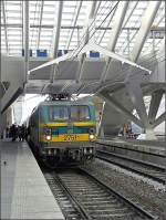 E-Lok 2751 fotografiert am 27.12.08 im Bahnhof Lige Guillemins mit der obligaten Taube auf dem Bahnsteig.