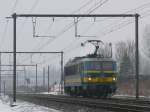 SNCB-Lok 2736 war heute bei leichtem Schneetreiben solo unterwegs in Richtung Hasselt. Aufgenommen am 15/02/2010 in Diepenbeek.