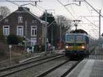 IC1735 Lige-Guillemins - Blankenberge mit 2751 als Zuglok rast hier durch den Haltepunkt Fexh-Le-Haut-Clocher. Links in dem Gebude ist die lokale Polizei untergebracht. Aufgenommen am 06/03/2010.