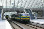 Am 03/07/2010 warteten die SNCB-Loks 2744 und 2750 im Bahnhof Liège-Guillemins auf freie Fahrt. Links im Hintergrund Triebzug 535 (Gumminase).