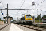 SNCB 1349 nebst IC im Bahnhof Welkenraedt, fotografiert am 16. Juli 2011.