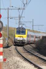IC-Zug Eupen-Oostende auf der Linie 49 am Bahnübergang von Herbesthal (18.